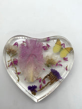 Load image into Gallery viewer, Dried Flowers Heart With Stand